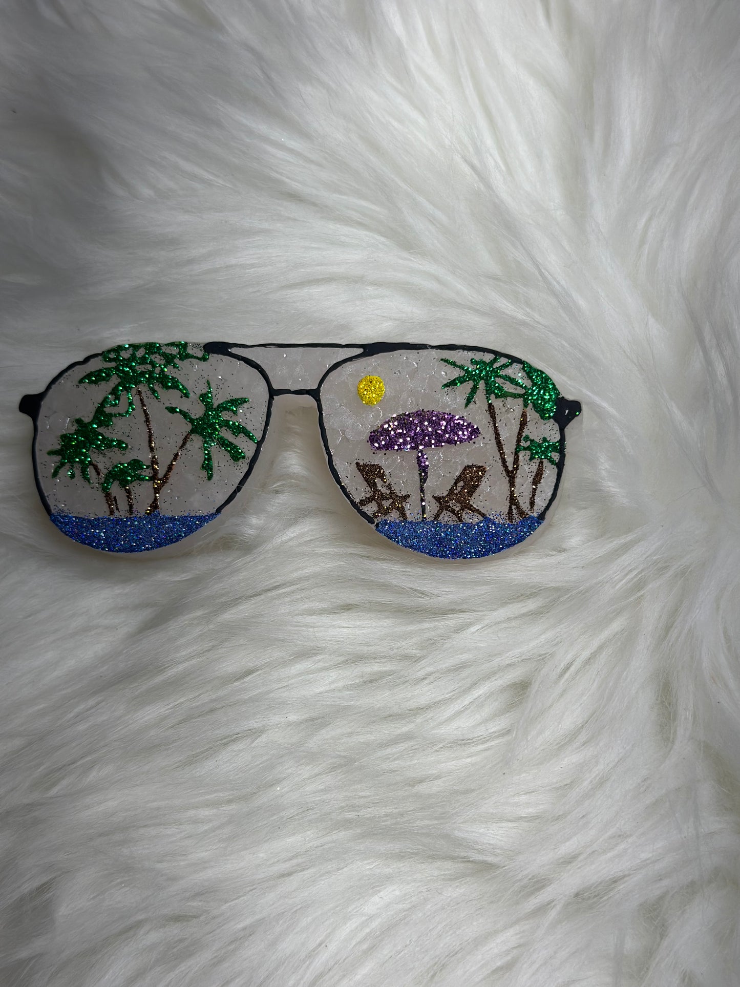 Sunglasses w/ beach scene Freshie